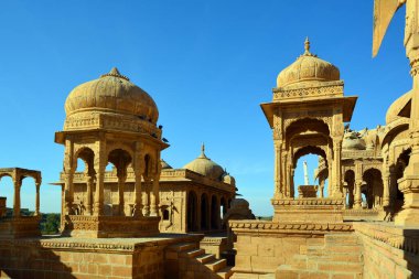 JAISALMER RAJASTHAN INDIA - 02 13 2023: Vyas Chhatri Cenotaphs burada Jaisalmer 'in en muhteşem yapıları ve en büyük turistik merkezlerinden biridir..