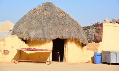 THAR JAISALMER RAJASTHAN INDIA - 02 13 2023: Rondavel mavi gökyüzü altında thar çölünde turist için kamp alanı otelinde