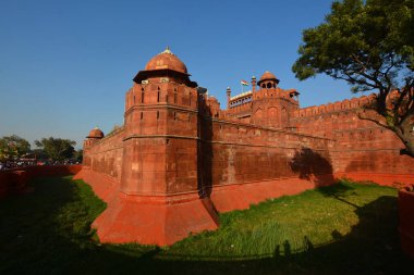 DELHI INDIA - 02 12 2023: Kırmızı kale, tarihsel olarak Babür imparatorlarının ana ikametgahı olarak hizmet veren Delhi, Hindistan 'ın Eski Delhi semtinde tarihi bir kaledir. İmparator Şah Cihan.