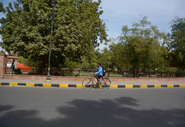 Rajastyczna India Rajastyczna 2023 Niezidentyfikowany Człowiek Jeździ Rowerem Wiejskim Radżastanie — Zdjęcie stockowe