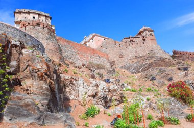 KUKMBHALGARH RAJASTHAN INDIA - 02 23 2023: Kumbhal kalesi veya Büyük Hindistan Seddi, Rajsamand şehrinin 48 km batısındaki Aravalli Tepeleri 'nin batısında bulunan bir Mewar kalesidir.