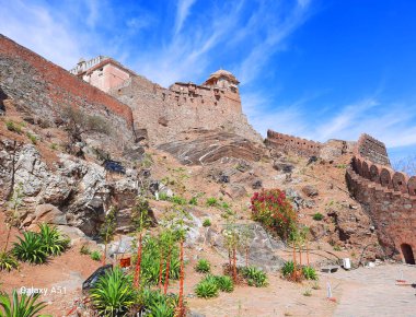 KUKMBHALGARH RAJASTHAN INDIA - 02 23 2023: Kumbhal kalesi veya Büyük Hindistan Seddi, Rajsamand şehrinin 48 km batısındaki Aravalli Tepeleri 'nin batısında bulunan bir Mewar kalesidir.