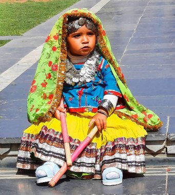 UDAIPUR RAJASTHAN INDIA - 02 20 2023: Ulusal Rajasthan sari kostümlü Hintli küçük kız