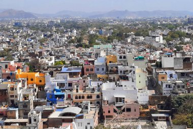 UDAIPUR RAJASTHAN INDIA - 02 20 2023: Udaipur hava panoramik görüntüsü Hindistan 'ın Rajasthan eyaletindeki Udaipur Şehir Sarayı' ndan