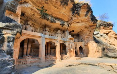 GWALIOR INDIA - 03 03 03 2023: Gopachal kaya kesimli Jain anıtları, veya Gopachal Parvat Jaina anıtları, 7. ve 15. yüzyıllar arasında yapılmış bir grup Jain oymacılığıdır..