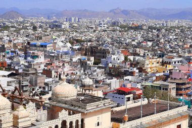 UDAIPUR RAJASTHAN INDIA - 02 20 2023: Udaipur hava panoramik görüntüsü Hindistan 'ın Rajasthan eyaletindeki Udaipur Şehir Sarayı' ndan