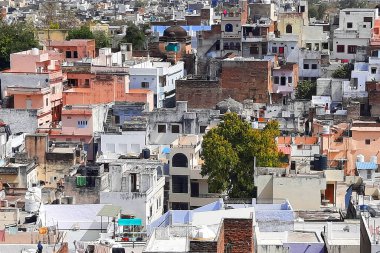 UDAIPUR RAJASTHAN INDIA - 02 20 2023: Udaipur hava panoramik görüntüsü Hindistan 'ın Rajasthan eyaletindeki Udaipur Şehir Sarayı' ndan