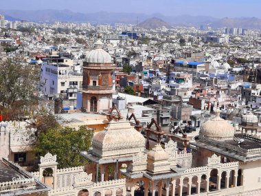 UDAIPUR RAJASTHAN INDIA - 02 20 2023: Udaipur hava panoramik görüntüsü Hindistan 'ın Rajasthan eyaletindeki Udaipur Şehir Sarayı' ndan