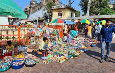 ORCCHA MADHYA PRADESH Hindistan - 03 03 2023: Sokak insanları plastik oyuncaklar satıyor