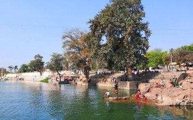 ORCCHA INDIA - 03 03 2023: Orchha 'nın Bundela Rajput krallarının kralları Betwa nehrinin kıyısında tarihin sessiz nöbetçileri gibi duruyorlar. Ghat 'ın merdivenlerinde ayin banyosu
