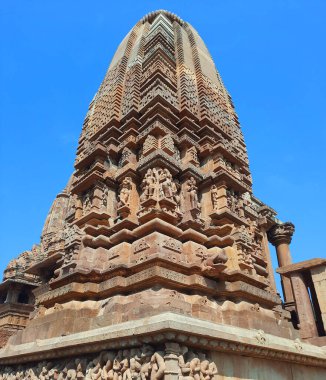 KHAJURAHO INDIA MADYHA PRADESH - 03 2023: Khajuraho Anıtlar Grubu, nagara tarzı mimari sembolizmleri ve birkaç erotik heykelleriyle ünlü Hindu ve Jain tapınaklarıdır.