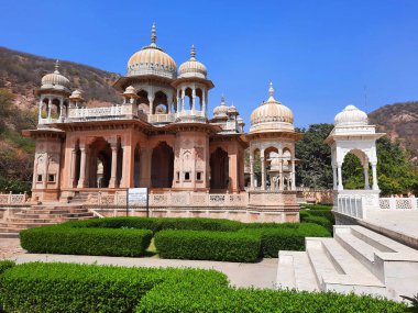 ALWAR RAJASTHAN INDIA - 02 28 2023: Moosi Maharani Ki Chhatri Alwar en sanatsal anıt ve en kraliyet anıtı, büyüleyici bir hikayeyle doludur. Bu mezarı Alwar 'dan Maharaja Vinay Singh inşa etti.