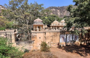 ALWAR RAJASTHAN INDIA - 02 28 2023: Moosi Maharani Ki Chhatri Alwar en sanatsal anıt ve en kraliyet anıtı, büyüleyici bir hikayeyle doludur. Bu mezarı Alwar 'dan Maharaja Vinay Singh inşa etti.