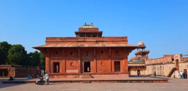 FATEHPUR SIKRI INDIA - 03 01 01 2023: Sign Fatehpur Sikri, Hindistan 'ın Uttar Pradesh eyaletinin Agra ilçesine bağlı bir kasabadır. Fatehpur Sikri 1571 yılında İmparator Akbar tarafından Babür İmparatorluğu 'nun başkenti olarak kuruldu.