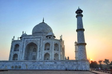 TAJ MAHAL UTTAR PRADESH INDIA - 03 01 01 2023: Gün doğumunda Taj Mahal manzarası Agra 'da Yamuna nehrinin sağ kıyısındaki fildişi beyazı mermer mozoledir.
