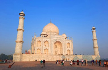 TAJ MAHAL UTTAR PRADESH INDIA - 03 01 2023: Taj Mahal manzarası Agra 'daki Yamuna nehrinin sağ kıyısındaki fildişi beyazı mermer mozoledir.