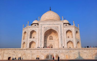 TAJ MAHAL UTTAR PRADESH INDIA - 03 01 2023: Taj Mahal manzarası Agra 'daki Yamuna nehrinin sağ kıyısındaki fildişi beyazı mermer mozoledir.