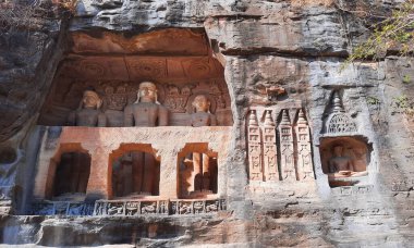 GWALIOR INDIA - 03 03 03 2023: Gopachal kaya kesimli Jain anıtları, veya Gopachal Parvat Jaina anıtları, 7. ve 15. yüzyıllar arasında yapılmış bir grup Jain oymacılığıdır..