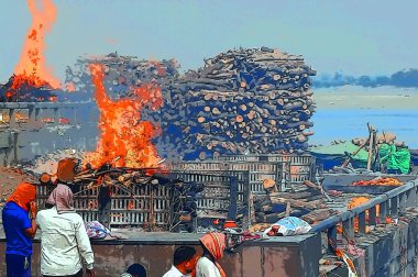 VARANASI BHOJPUR PURVANCHAL INDIA - 03 05 05 2023: Manikarnika Ghat 'ta bilinmeyen bir Hintlinin yakılma töreninin resmi
