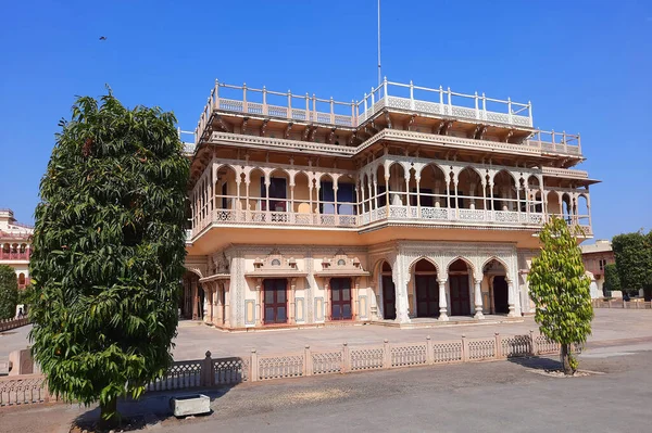 ALWAR RAJASTHAN INDIA - 02 28 2023: Moosi Maharani Ki Chhatri Alwar en sanatsal anıt ve en kraliyet anıtı, büyüleyici bir hikayeyle doludur. Bu mezarı Alwar 'dan Maharaja Vinay Singh inşa etti.