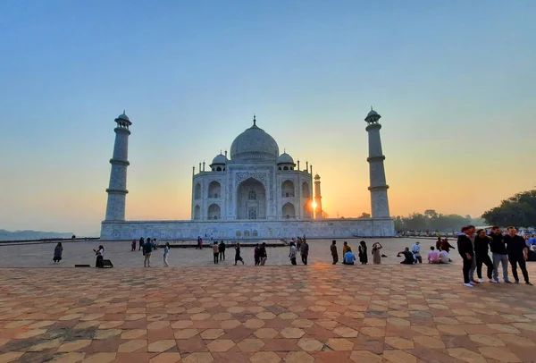 Taj Mahal Uttar Pradesh India 2023年 日の出のタージ マハルの眺めは アグラのヤムナ川の右岸にある象牙の白い大理石の霊廟です — ストック写真
