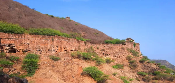 BUNDI RAJASTHAN INDIA - 02 17 2023: Taragarh Kalesi Bundi bölgesinde kurulmuş devasa bir mimaridir. Yıldız Kalesi olarak da bilinir, 16. yüzyılda inşa edilmiştir..