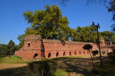 DELHI INDIA - 11 02 2023: Kutub Minar kompleksi Delhi, Hindistan 'daki Mehrauli Sultanlığı' ndan kalma anıtlar ve binalardır. Kutub Minar 'ın zafer kulesinin inşaatı