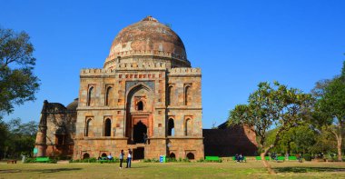 DELHI INDIA - 11 02 2023: Kutub Minar kompleksi Delhi, Hindistan 'daki Mehrauli Sultanlığı' ndan kalma anıtlar ve binalardır. Kutub Minar 'ın zafer kulesinin inşaatı