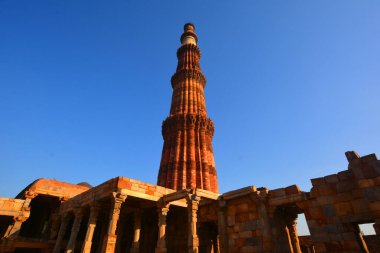 DELHI INDIA - 02 11 2023: Delhis zafer kulesinin Kutub Minar Kompleksi. Bu 73m 12. yüzyıl minaresi Delhis Eyfel Kulesi veya Big Ben şehrin en önemli sembolüdür..