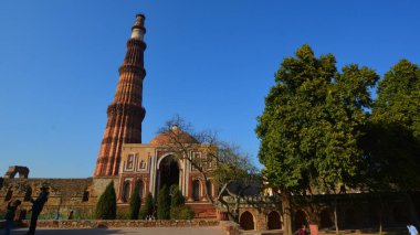 DELHI INDIA - 02 11 2023: Delhis zafer kulesinin Kutub Minar Kompleksi. Bu 73m 12. yüzyıl minaresi Delhis Eyfel Kulesi veya Big Ben şehrin en önemli sembolüdür..