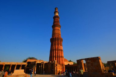 DELHI INDIA - 02 11 2023: Delhis zafer kulesinin Kutub Minar Kompleksi. Bu 73m 12. yüzyıl minaresi Delhis Eyfel Kulesi veya Big Ben şehrin en önemli sembolüdür..