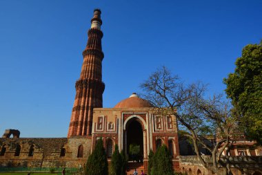 DELHI INDIA - 02 11 2023: Delhis zafer kulesinin Kutub Minar Kompleksi. Bu 73m 12. yüzyıl minaresi Delhis Eyfel Kulesi veya Big Ben şehrin en önemli sembolüdür..