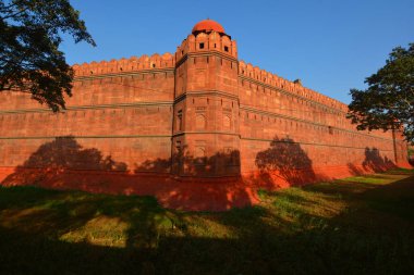 DELHI INDIA - 02 12 2023: Kırmızı kale, tarihsel olarak Babür imparatorlarının ana ikametgahı olarak hizmet veren Delhi, Hindistan 'ın Eski Delhi semtinde tarihi bir kaledir. İmparator Şah Cihan.