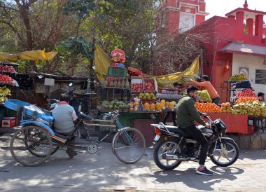 BİKANER RAJASTHAN INDIA - 02 16 2023: Tanımlanamayan adamlar yolda malla motosiklet sürüyorlar 