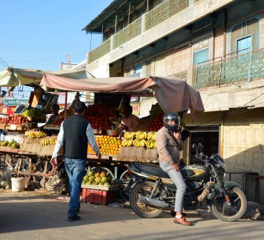 BİKANER RAJASTHAN INDIA - 02 16 2023: Bikaner 'deki sokak satıcısı ürünlerini satıyor