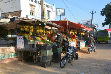 BİKANER RAJASTHAN INDIA - 02 16 2023: Bikaner 'deki sokak satıcısı ürünlerini satıyor
