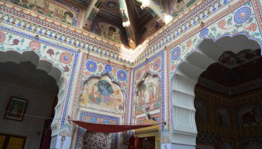 MANDAWA RAJASTHAN INDIA - 02 15 2023: Haveli 'nin detayları geleneksel bir konak, konak, malikane, Hindistan' ın altkıtasında, genellikle tarihi ve mimari önemi olan bir evdir.