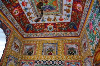 MANDAWA RAJASTHAN INDIA - 02 15 2023: Haveli 'nin detayları geleneksel bir konak, konak, malikane, Hindistan' ın altkıtasında, genellikle tarihi ve mimari önemi olan bir evdir.