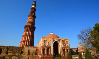 DELHI INDIA - 02 11 2023: Delhis zafer kulesinin Kutub Minar Kompleksi. Bu 73m 12. yüzyıl minaresi Delhis Eyfel Kulesi veya Big Ben şehrin en önemli sembolüdür..