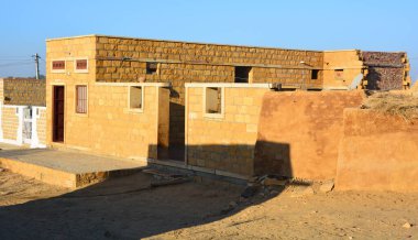 TARI JAISALMER RAJASTHAN Hindistan - 02 13 2023: Thar Çölü Rajasthan Hindistan 'da geleneksel evleri olan küçük bir köy