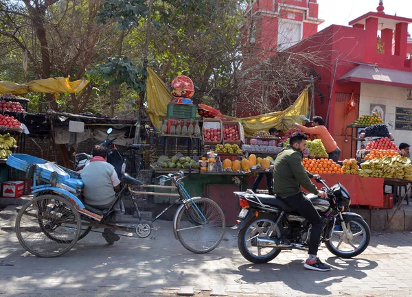 BİKANER RAJASTHAN INDIA - 02 16 2023: Tanımlanamayan adamlar yolda malla motosiklet sürüyorlar 