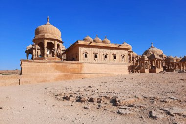 JAISMER RAJASTHAN INDIA 02 13 2023: Vyas Chhatri Cenotaphs burada Jaisalmer 'in en muhteşem yapıları ve en büyük turistik merkezlerinden biridir.