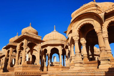 JAISMER RAJASTHAN INDIA 02 13 2023: Vyas Chhatri Cenotaphs burada Jaisalmer 'in en muhteşem yapıları ve en büyük turistik merkezlerinden biridir.
