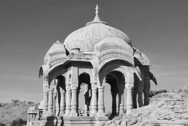 JAISALMER RAJASTHAN INDIA - 02 13 2023: Vyas Chhatri Cenotaphs burada Jaisalmer 'in en muhteşem yapıları ve en büyük turistik merkezlerinden biridir.. 