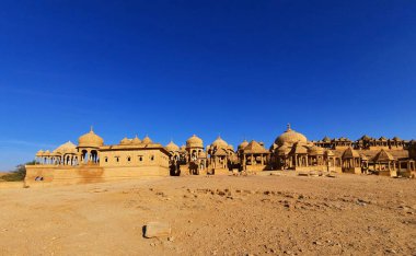 JAISALMER RAJASTHAN INDIA - 02 13 2023: Vyas Chhatri Cenotaphs burada Jaisalmer 'in en muhteşem yapıları ve en büyük turistik merkezlerinden biridir.. 