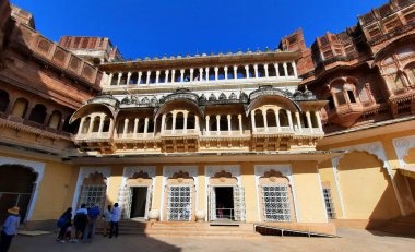 JODHPUR RAJASTHAN INDIA - 02 13 2023: Mehrangarh kalesi mavi şehir Jodhpur 'un uzak görüşlü. Jodhpur, aşağıdaki büyük kaleye giren yedi kapıdan biri.