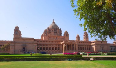 JODHPUR INDIA - 02 13 2023: Jodhpur, Rajasthan, Hindistan 'daki Umaid Bhawan Sarayı dünyanın en büyük özel konutlarından biridir. Sarayın bir kısmı Taj Otelleri tarafından yönetiliyor.. 