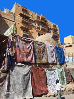 JAISALMER RAJASTHAN INDIA - 02: 13 2023: Haveli 'nin detayları geleneksel bir konak, konak, malikane, genellikle tarihi ve mimari öneme sahip bir konaktır.