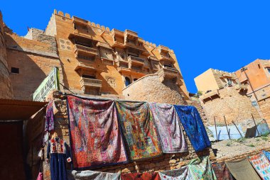 JAISALMER RAJASTHAN INDIA - 02: 13 2023: Haveli 'nin detayları geleneksel bir konak, konak, malikane, genellikle tarihi ve mimari öneme sahip bir konaktır. 