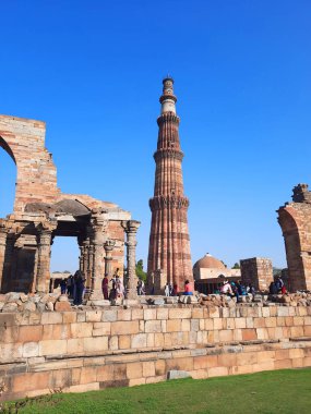 DELHI INDIA - 02 11 2023: Delhis zafer kulesinin Kutub Minar Kompleksi. Bu 73m 12. yüzyıl minaresi Delhis Eyfel Kulesi veya Big Ben şehrin en önemli sembolüdür..